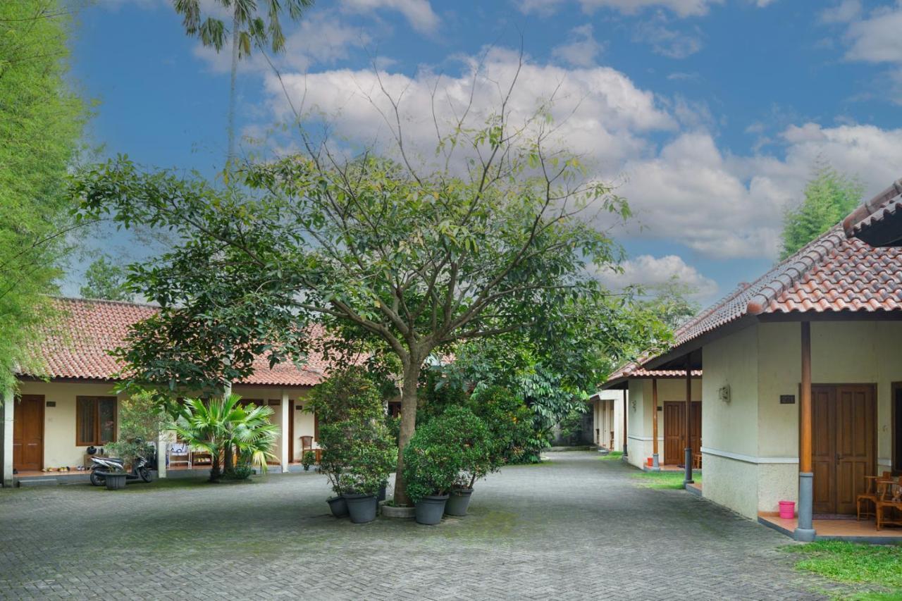 Front One Resort Indraloka Temanggung エクステリア 写真