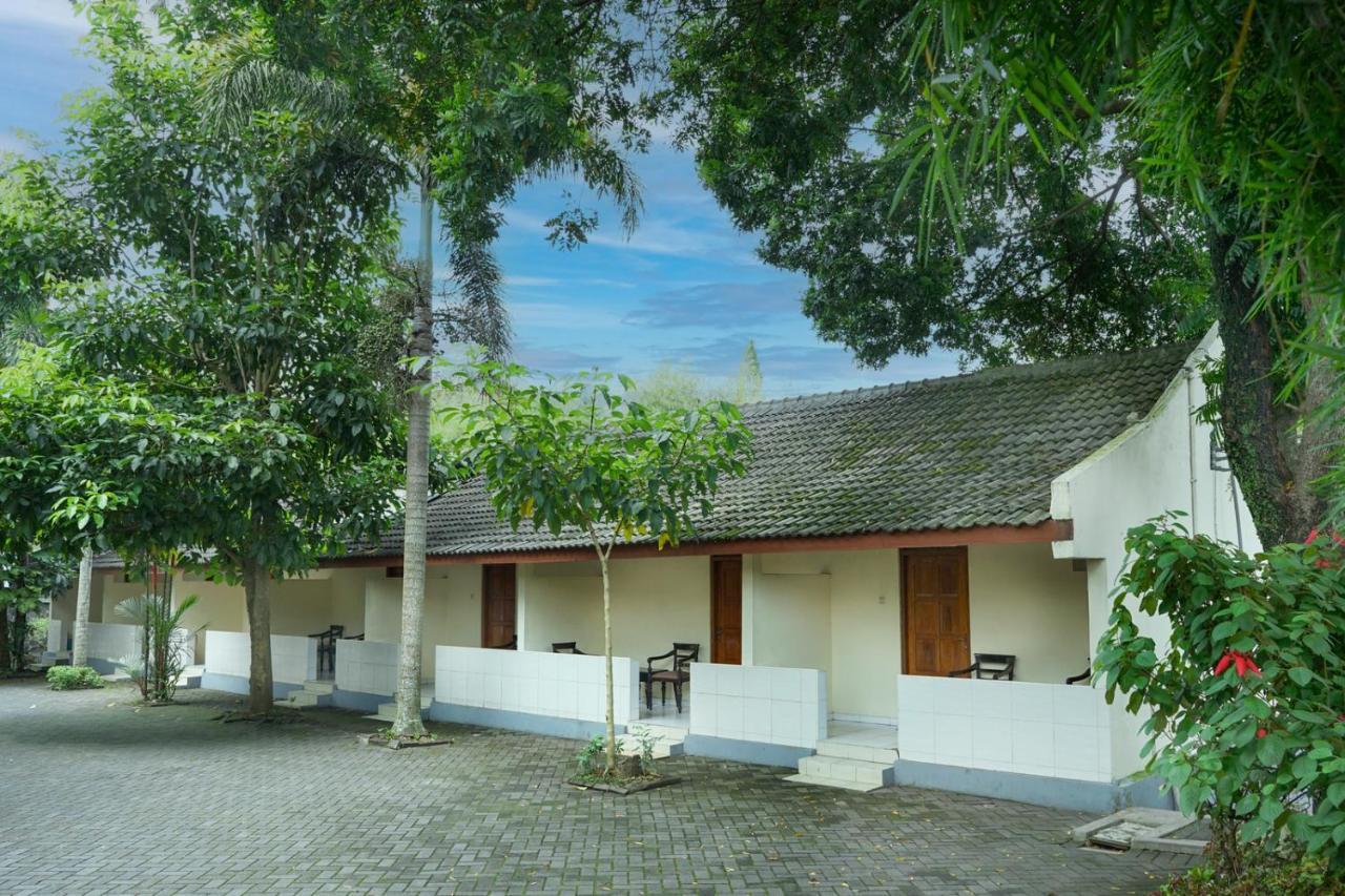 Front One Resort Indraloka Temanggung エクステリア 写真